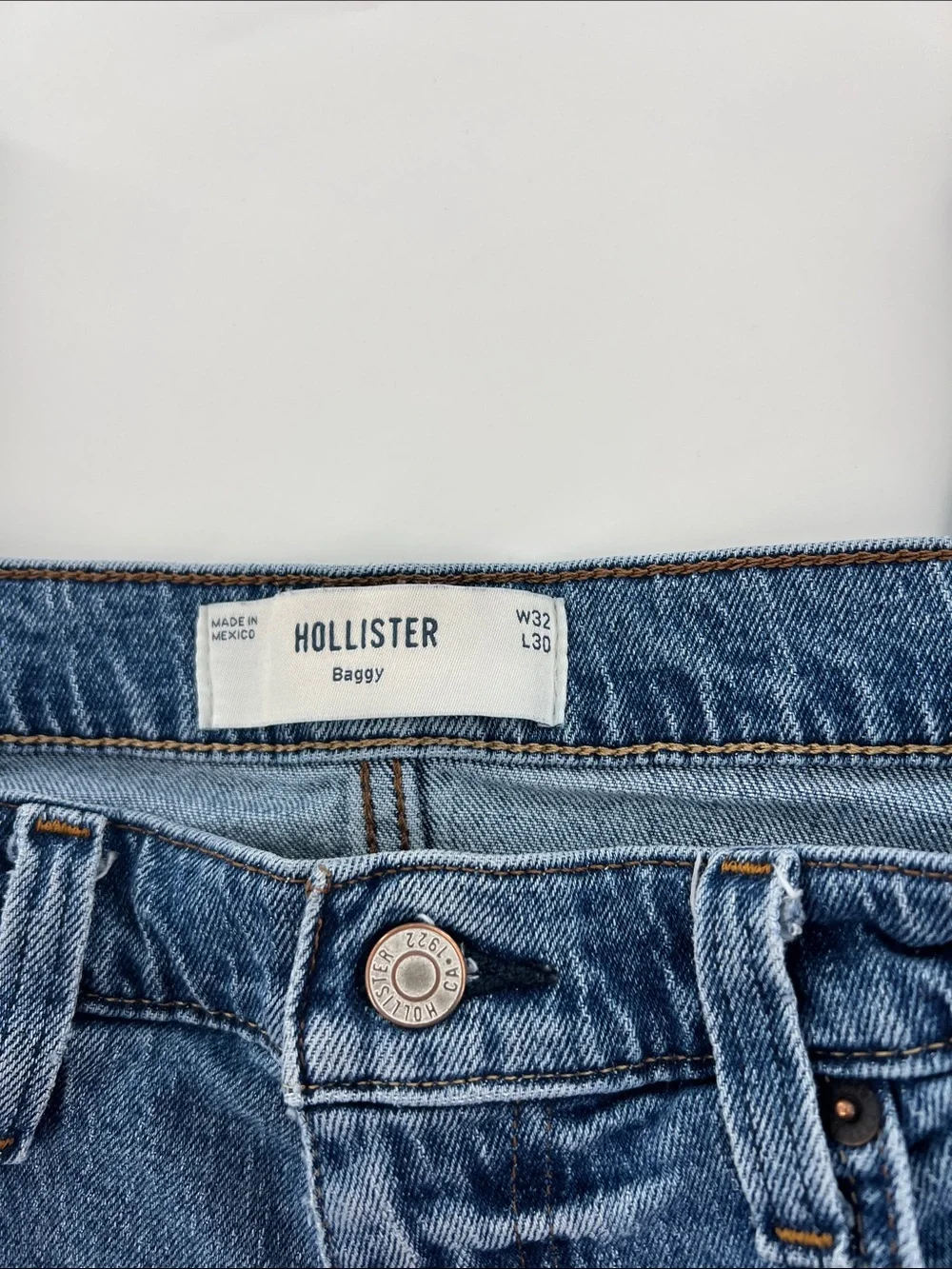Hollister Classic Straight Leg Jeans in Medium Blue Wash staple classic skater
